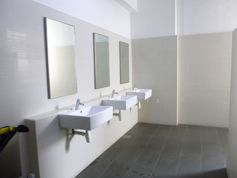 Tong Lee Building, 35 Kallang Pudding Road, 888 sqft, Light Industrial (B1) For Rent, by John Chia, 500214640 - Bathroom - CommercialGuru.com.sg