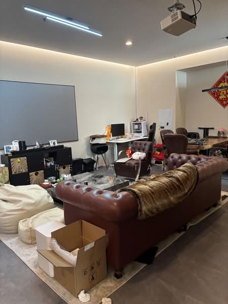 Wcega Tower, 21 Bukit Batok Crescent, 958 sqft, Light Industrial (B1) For Rent, by Reina Tan, 500214670 - Lounge - CommercialGuru.com.sg