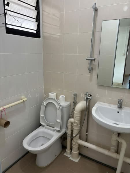 119 Ang Mo Kio ave 3, Ang Mo Kio Avenue 3, 2 Bedrooms, 721 sqft, HDB Flat For Sale, by April Chia, 500214682 - Bathroom - PropertyGuru.com.sg