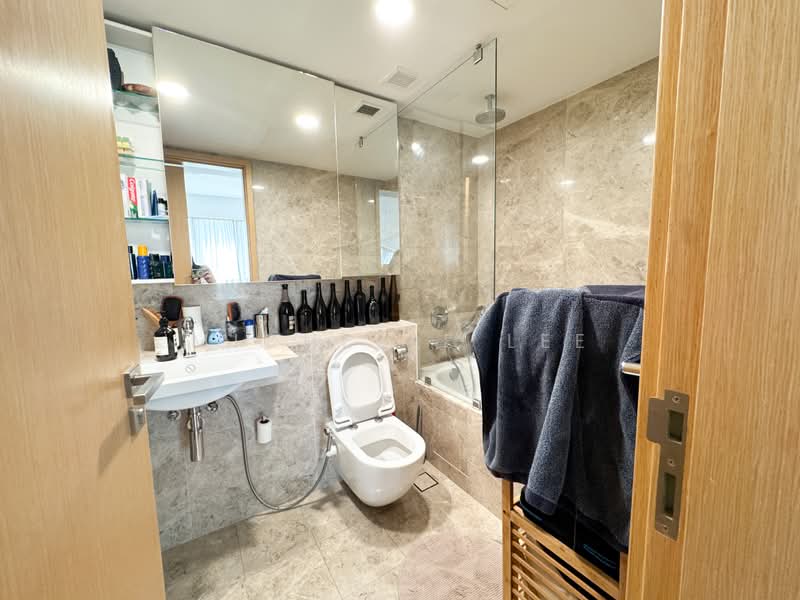 One Shenton, 1 Shenton Way, 3 Bedrooms, 1,604 sqft, Condominium For Rent, by Michelle Lee, 500214719 - Bathroom - PropertyGuru.com.sg