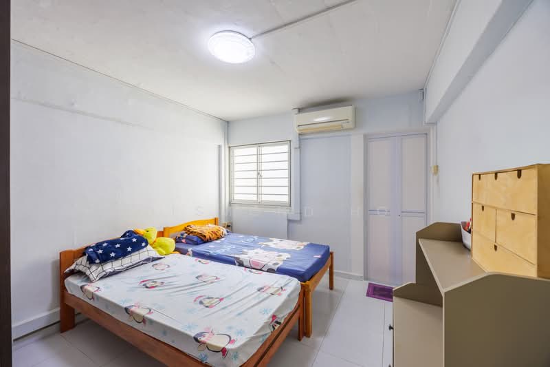 116 Hougang Avenue 1, 116 Hougang Avenue 1, 2 Bedrooms, 721 sqft, HDB Flat For Sale, by Desmond Ho, 500214744 - Master Bedroom - PropertyGuru.com.sg