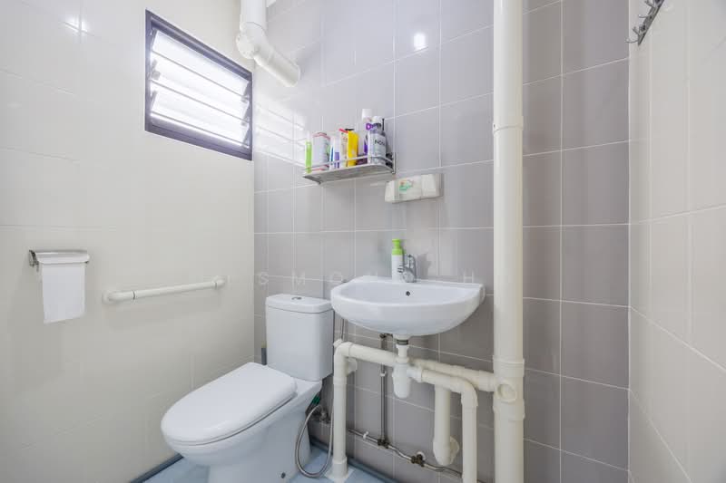 116 Hougang Avenue 1, 116 Hougang Avenue 1, 2 Bedrooms, 721 sqft, HDB Flat For Sale, by Desmond Ho, 500214744 - Master Bathroom - PropertyGuru.com.sg