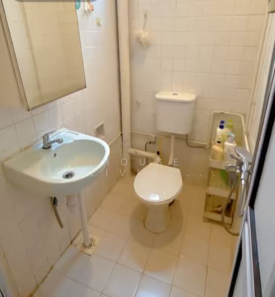 Orchard Towers, 1 Claymore Drive, Room Rental, 100 sqft, Condominium For Rent, by ling, 500214778 - Bathroom - PropertyGuru.com.sg