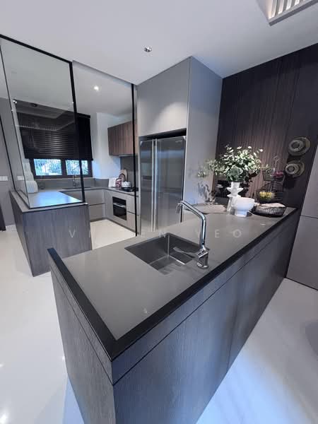 Parksuites, 18 Holland Grove Road, 4 Bedrooms, 3,068 sqft, Condominium For Sale, by Vivien Yeo, 500214786 - Kitchen - PropertyGuru.com.sg