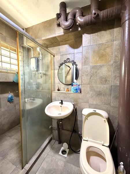 345 Tampines Street 33, 345 Tampines Street 33, 3 Bedrooms, 1,141 sqft, HDB Flat For Sale, by Ryan Danial, 500214793 - Bathroom - PropertyGuru.com.sg