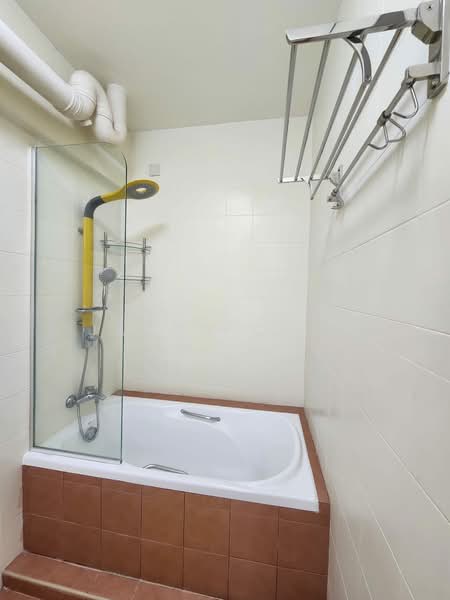 116 Edgefield Plains, 116 Edgefield Plains, 4 Bedrooms, 1,399 sqft, HDB Flat For Rent, by Jason Chen, 500214801 - Bathroom - PropertyGuru.com.sg