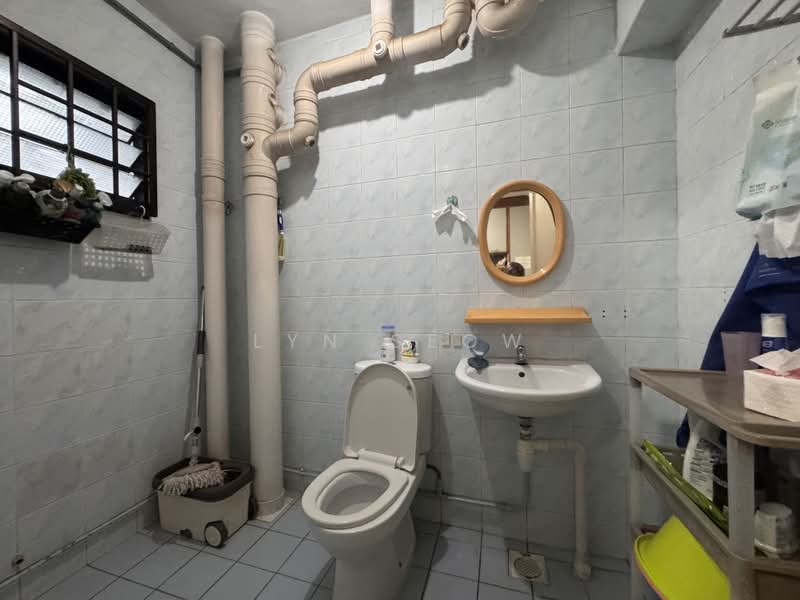 952 Hougang Avenue 9, 952 Hougang Avenue 9, 3 Bedrooms, 1,087 sqft, HDB Flat For Sale, by Lyn Seow, 500214802 - Bathroom - PropertyGuru.com.sg