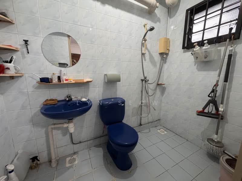 952 Hougang Avenue 9, 952 Hougang Avenue 9, 3 Bedrooms, 1,087 sqft, HDB Flat For Sale, by Lyn Seow, 500214802 - Bathroom - PropertyGuru.com.sg