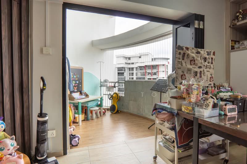 288G Bukit Batok Street 25, 288G Bukit Batok Street 25, 4 Bedrooms, 1,776 sqft, HDB Flat For Sale, by Shawn Toh, 500214880 - Balcony - PropertyGuru.com.sg