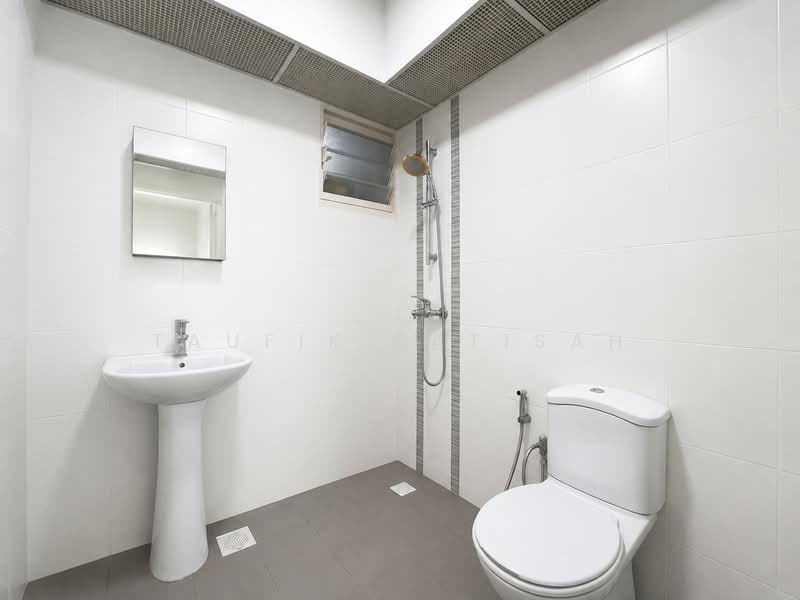 194B Bukit Batok West Avenue 6, 194B Bukit Batok West Avenue 6, 3 Bedrooms, 990 sqft, HDB Flat For Sale, by Taufik Batisah, 500214907 - Bathroom - PropertyGuru.com.sg