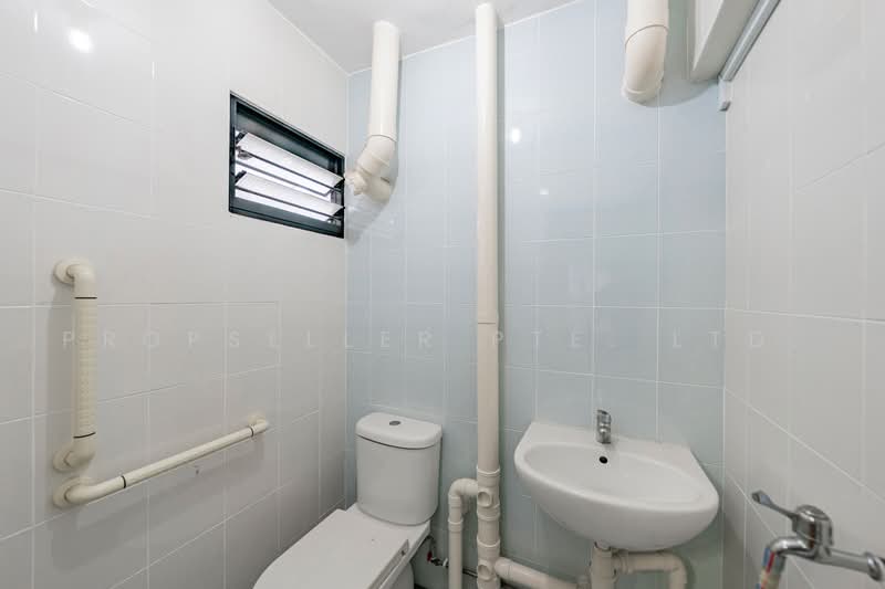 230 Ang Mo Kio Avenue 3, 230 Ang Mo Kio Avenue 3, 2 Bedrooms, 721 sqft, HDB Flat For Sale, by JOHN YEO, 500214951 - Bathroom - PropertyGuru.com.sg
