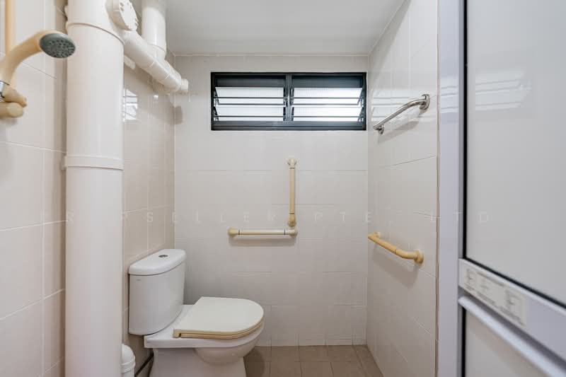 230 Ang Mo Kio Avenue 3, 230 Ang Mo Kio Avenue 3, 2 Bedrooms, 721 sqft, HDB Flat For Sale, by JOHN YEO, 500214951 - Bathroom - PropertyGuru.com.sg