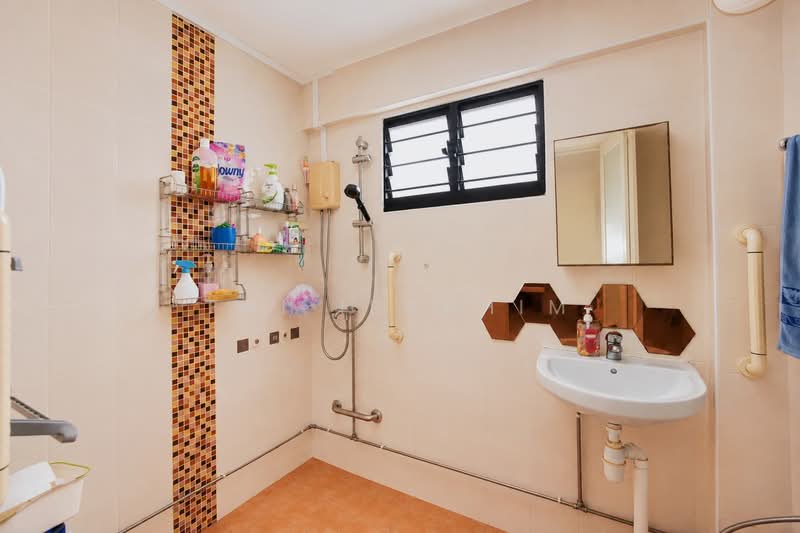 107 Jurong East Street 13, 107 Jurong East Street 13, 4 Bedrooms, 1,452 sqft, HDB Flat For Sale, by Fai Ibrahim, 500214955 - Bathroom - PropertyGuru.com.sg