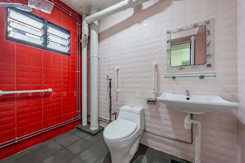 311 Canberra Road, 311 Canberra Road, 3 Bedrooms, 1,292 sqft, HDB Flat For Sale, by Gina Tow, 500214983 - Bathroom - PropertyGuru.com.sg