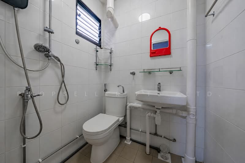 180 Ang Mo Kio Avenue 5, 180 Ang Mo Kio Avenue 5, 2 Bedrooms, 732 sqft, HDB Flat For Sale, by Kelly Tan, 500214990 - Bathroom - PropertyGuru.com.sg