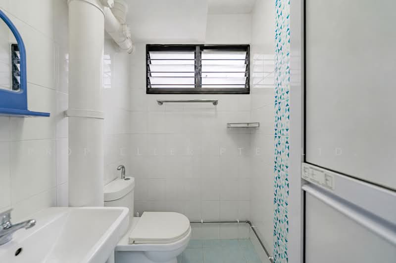 180 Ang Mo Kio Avenue 5, 180 Ang Mo Kio Avenue 5, 2 Bedrooms, 732 sqft, HDB Flat For Sale, by Kelly Tan, 500214990 - Bathroom - PropertyGuru.com.sg