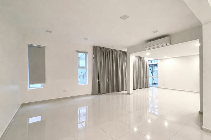 💥💥💥Rare 5-Bedroom Landed Home for Rent — 6,308 Sq Ft of Land Near Bayshore MRT!💥💥💥, Lucky Heights / Bedok South / Sennett, 5 Bedrooms, 4,500 sqft, Detached House For Rent, by Poh Chu Ying, 500215019 - Living Room - PropertyGuru.com.sg