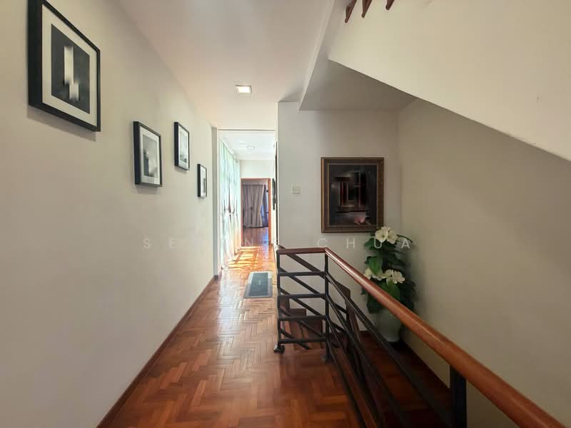 Rare 2.5 storey inter terrace near mrt and red swastica school, Tanah merah green estate / Peakview estate, 5 Bedrooms, 4,500 sqft, Terraced House For Sale, by Serene Chua, 500215044 - Corridor - PropertyGuru.com.sg