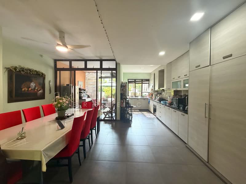 Rare 2.5 storey inter terrace near mrt and red swastica school, Tanah merah green estate / Peakview estate, 5 Bedrooms, 4,500 sqft, Terraced House For Sale, by Serene Chua, 500215044 - Kitchen - PropertyGuru.com.sg