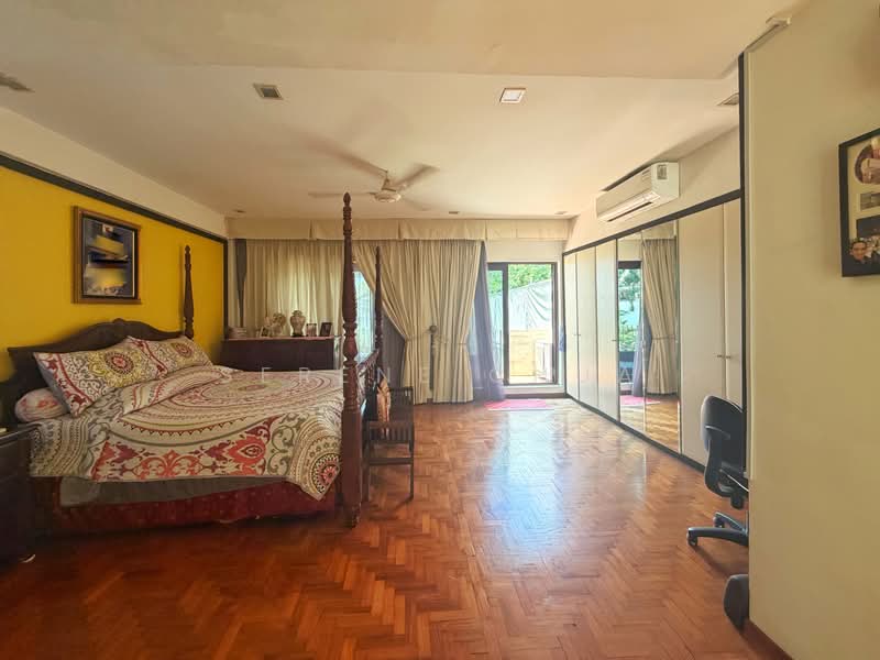 Rare 2.5 storey inter terrace near mrt and red swastica school, Tanah merah green estate / Peakview estate, 5 Bedrooms, 4,500 sqft, Terraced House For Sale, by Serene Chua, 500215044 - Bedroom - PropertyGuru.com.sg