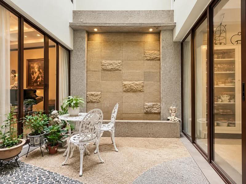 Rare 2.5 storey inter terrace near mrt and red swastika school, Tanah merah green estate / Peakview estate, Bedok / Upper East Coast, 5 Bedrooms, 4,500 sqft, Terraced House For Sale, by Serene Chua, 500215044 - Exterior - PropertyGuru.com.sg