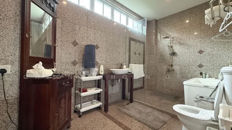 Swiss Club Road GCBA 2-sty Bungalow Short Stroll to Main Road, Jalan Senandong, 6 Bedrooms, 8,000 sqft, Good Class Bungalow For Sale, by Cheong Choon Ghee, 500215050 - Bathroom - PropertyGuru.com.sg