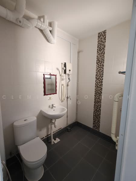 446 Tampines Street 42, 446 Tampines Street 42, 2 Bedrooms, 797 sqft, HDB Flat For Rent, by Clement Yeo Hock Seng, 500215070 - Bathroom - PropertyGuru.com.sg