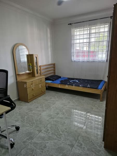 421 Bukit Batok West Avenue 2, 421 Bukit Batok West Avenue 2, 2 Bedrooms, 721 sqft, HDB Flat For Rent, by Rose Latha, 500215114 - Bedroom - PropertyGuru.com.sg