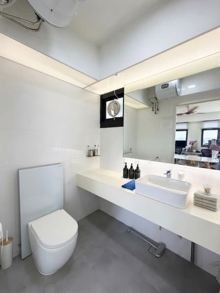 63 Greentops @ Sims Place, 63 Sims Place, 2 Bedrooms, 732 sqft, HDB Flat For Sale, by Jose Loh Zhenhao, 500215196 - Bathroom - PropertyGuru.com.sg