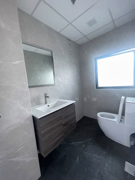 Tradehub 21, 18 Boon Lay Way, 1,259 sqft, Light Industrial (B1) For Rent, by Ben Chew, 500215234 - Bathroom - CommercialGuru.com.sg