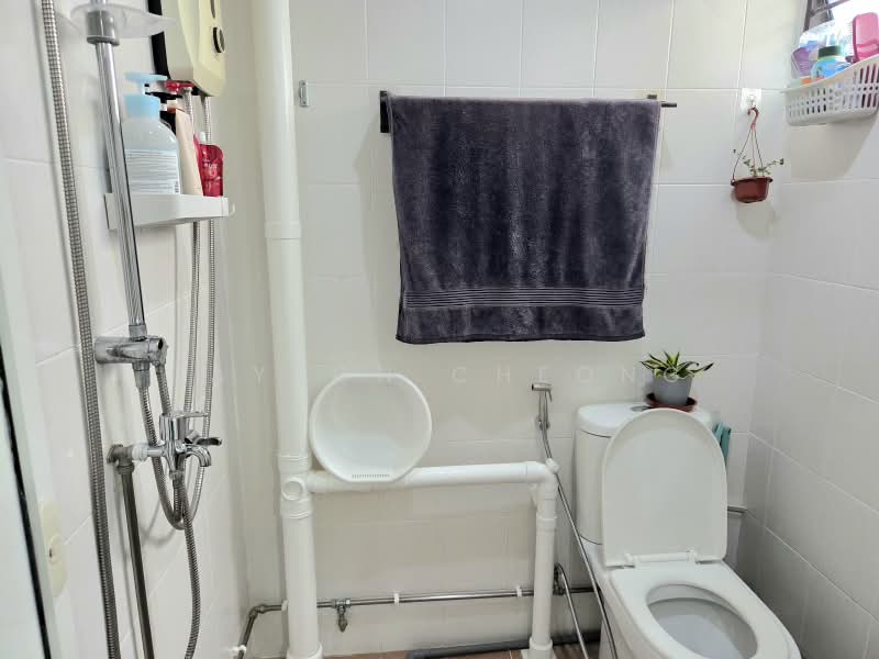 122 Paya Lebar Way, 122 Paya Lebar Way, 3 Bedrooms, 990 sqft, HDB Flat For Sale, by Rayson Cheong, 500215255 - Bathroom - PropertyGuru.com.sg