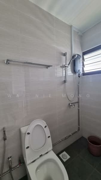 857 Woodlands Street 83, 857 Woodlands Street 83, 3 Bedrooms, 1,385 sqft, HDB Flat For Rent, by Wai Nie Mong, 500215300 - Bathroom - PropertyGuru.com.sg