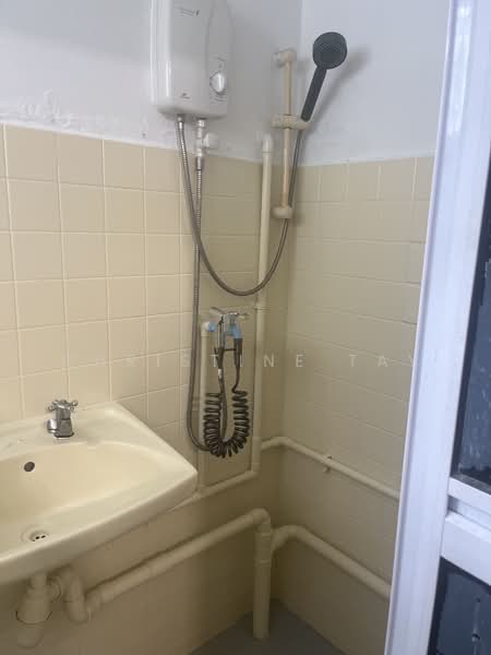 682 Hougang Avenue 4, 682 Hougang Avenue 4, 3 Bedrooms, 786 sqft, HDB Flat For Rent, by Christine Tay, 500215330 - Bathroom - PropertyGuru.com.sg