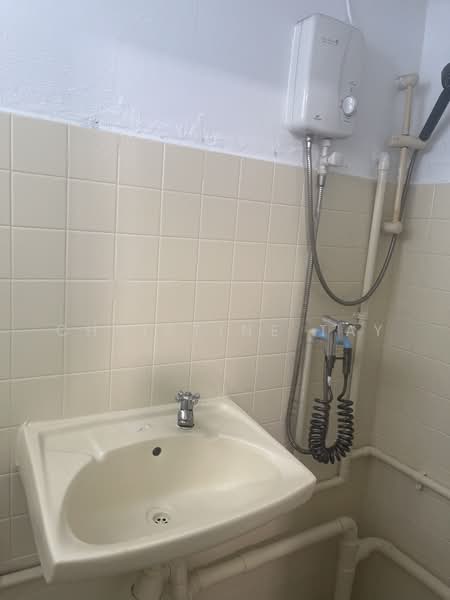 682 Hougang Avenue 4, 682 Hougang Avenue 4, 3 Bedrooms, 786 sqft, HDB Flat For Rent, by Christine Tay, 500215330 - Bathroom - PropertyGuru.com.sg