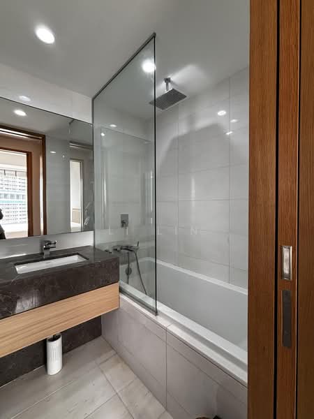 Concourse Skyline, 296 Beach Road, 2 Bedrooms, 1,098 sqft, Condominium For Rent, by Li Lin, 500215366 - Bathroom - PropertyGuru.com.sg