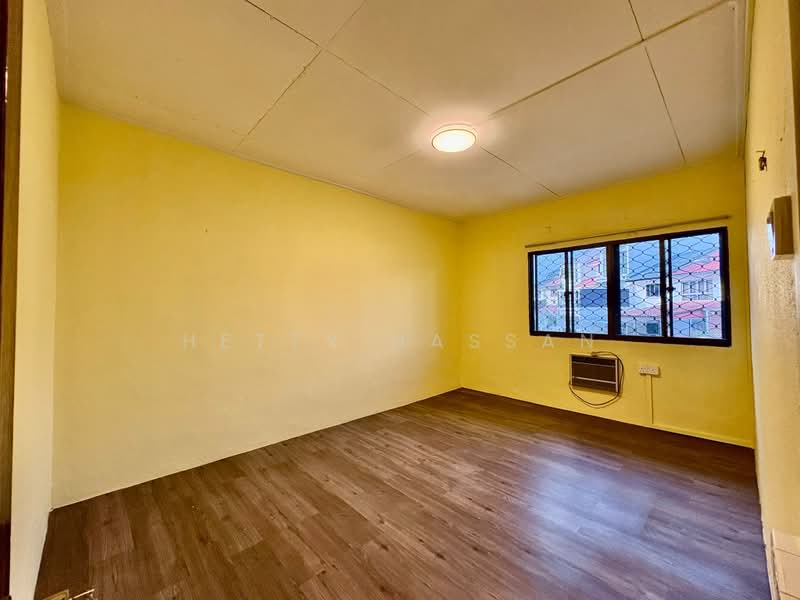 Thomson Garden Estate, Sin Ming Road, 2 Bedrooms, 1,001 sqft, Terraced House For Sale, by Hetty Hassan, 500215408 - Interior - PropertyGuru.com.sg