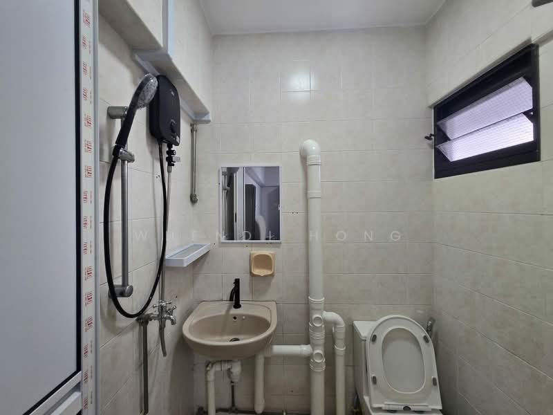 327 Ang Mo Kio Avenue 3, 327 Ang Mo Kio Avenue 3, Room Rental, 150 sqft, HDB Flat For Rent, by Whendi Hong, 500215415 - Master Bathroom - PropertyGuru.com.sg
