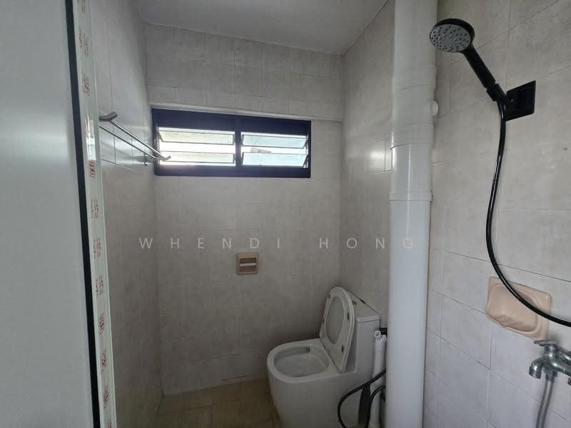 327 Ang Mo Kio Avenue 3, 327 Ang Mo Kio Avenue 3, Ang Mo Kio / Bishan / Thomson, Room Rental, 150 sqft, HDB Flat For Rent, by Whendi Hong, 500215415 - Common Bathroom - PropertyGuru.com.sg