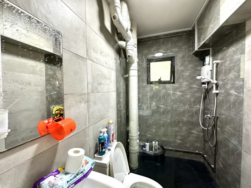 304 Canberra Road, 304 Canberra Road, 4 Bedrooms, 1,518 sqft, HDB Flat For Sale, by Y C Nicholas Pang, 500215429 - Bathroom - PropertyGuru.com.sg