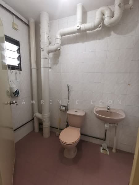 109 Rivervale Walk, 109 Rivervale Walk, 3 Bedrooms, 1,200 sqft, HDB Flat For Rent, by Lawrence Loon, 500215433 - Bathroom - PropertyGuru.com.sg