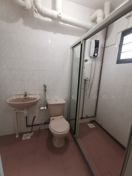 109 Rivervale Walk, 109 Rivervale Walk, 3 Bedrooms, 1,200 sqft, HDB Flat For Rent, by Lawrence Loon, 500215433 - Bathroom - PropertyGuru.com.sg