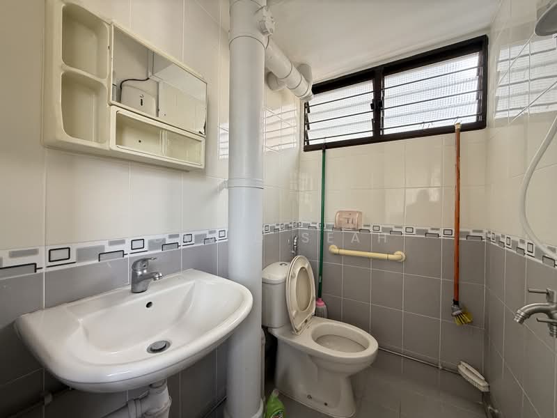 509 Ang Mo Kio Avenue 8, 509 Ang Mo Kio Avenue 8, Room Rental, 200 sqft, HDB Flat For Rent, by David Seah, 500215444 - Bathroom - PropertyGuru.com.sg