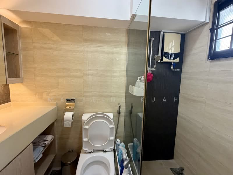 955 Hougang Avenue 9, 955 Hougang Avenue 9, 3 Bedrooms, 1,249 sqft, HDB Flat For Sale, by Madeline Kuah, 500215454 - Bathroom - PropertyGuru.com.sg