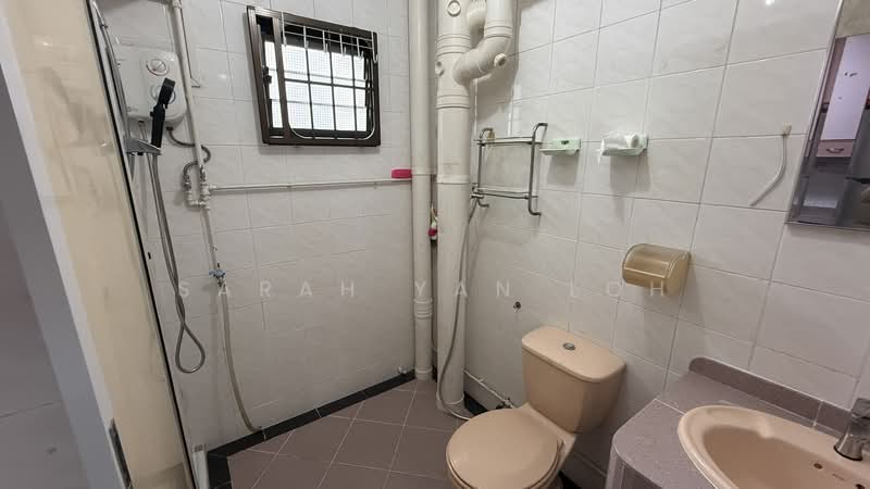 144 Rivervale Drive, 144 Rivervale Drive, 3 Bedrooms, 1,076 sqft, HDB Flat For Rent, by Sarah Yan Loh, 500215457 - Bathroom - PropertyGuru.com.sg