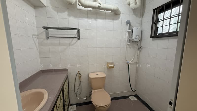 144 Rivervale Drive, 144 Rivervale Drive, 3 Bedrooms, 1,076 sqft, HDB Flat For Rent, by Sarah Yan Loh, 500215457 - Bathroom - PropertyGuru.com.sg