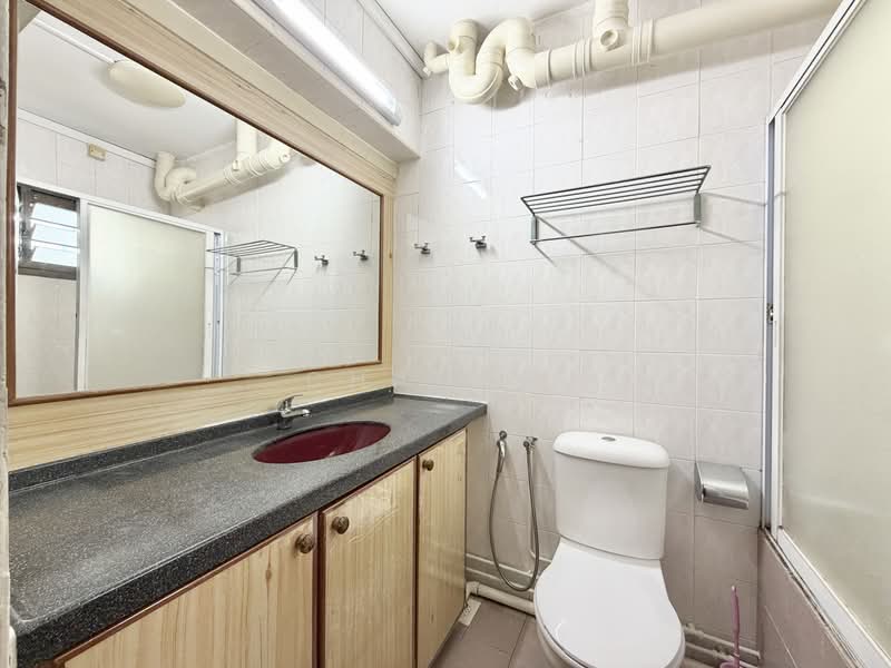 974 Hougang Street 91, 974 Hougang Street 91, 3 Bedrooms, 1,475 sqft, HDB Flat For Sale, by Chan Xi, 500215463 - Bathroom - PropertyGuru.com.sg