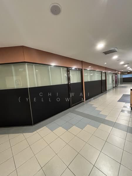 Furama City Centre, 60 Eu Tong Sen Street, 409 sqft, Other Retail For Rent, by Chi Wai (Yellow Man), 500215527 - Corridor - CommercialGuru.com.sg
