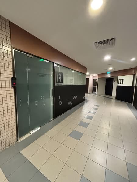 Furama City Centre, 60 Eu Tong Sen Street, 409 sqft, Other Retail For Rent, by Chi Wai (Yellow Man), 500215527 - Corridor - CommercialGuru.com.sg