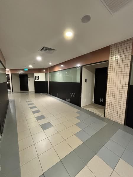 Furama City Centre, 60 Eu Tong Sen Street, 409 sqft, Other Retail For Rent, by Chi Wai (Yellow Man), 500215527 - Corridor - CommercialGuru.com.sg