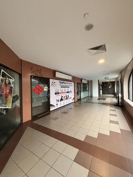 Furama City Centre, 60 Eu Tong Sen Street, 409 sqft, Other Retail For Rent, by Chi Wai (Yellow Man), 500215527 - Corridor - CommercialGuru.com.sg